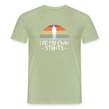 I Do My Own Stunts Bein Bruch Gebrochenes Bein - Männer T-Shirt - Sage - Vorne - AI Model Male 178 light (178cm)