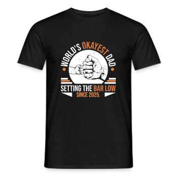 Der okayste Vater der Welt legt die Messlatte seit 2025 niedrig - Männer T-Shirt - Schwarz - Vorne - AI Model Male 178 light (178cm)