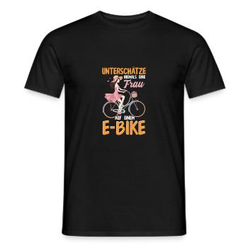 Unterschätze niemals eine Frau auf einem E-Bike - Männer T-Shirt - Schwarz - Vorne - AI Model Male 178 light (178cm)