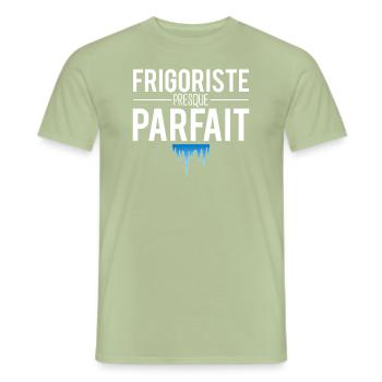 Frigoriste presque parfait blague métier humour - T-shirt homme - vert sauge - Devant - AI Model Male 178 light (178cm)