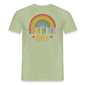 Né dans les années 60 - T-shirt homme - vert sauge - Devant - AI Model Male 178 light (178cm)
