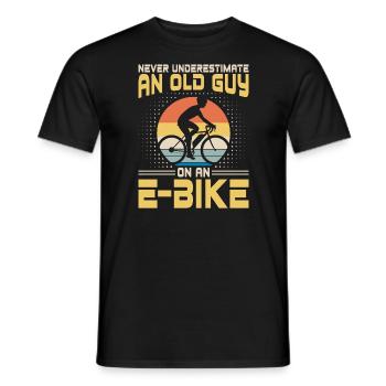 Alter Mann Auf E-bike Fahrradfahren - Männer T-Shirt - Schwarz - Vorne - AI Model Male 178 light (178cm)