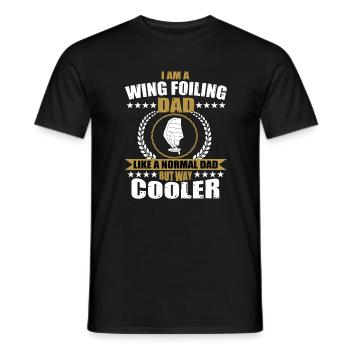 Wing Foiling Papa Surfer pour homme - T-shirt homme - noir - Devant - AI Model Male 178 light (178cm)