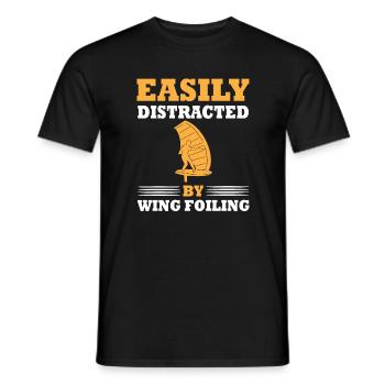 Leicht Ablenkbar Durch Wing Foiling - Männer T-Shirt - Schwarz - Vorne - AI Model Male 178 light (178cm)