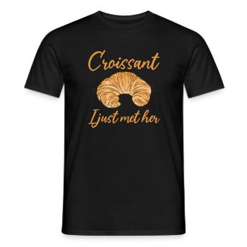 Lustiges Croissant Design - Männer T-Shirt - Schwarz - Vorne - AI Model Male 178 light (178cm)