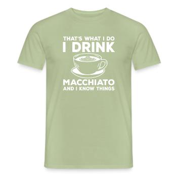 Lustige Macchiato Design Love Caffè Latte - Männer T-Shirt - Sage - Vorne - AI Model Male 178 light (178cm)