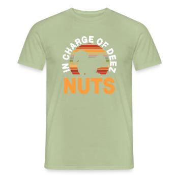 Squirrel – In Charge Of Deez Nuts - Männer T-Shirt - Sage - Vorne - AI Model Male 178 light (178cm)