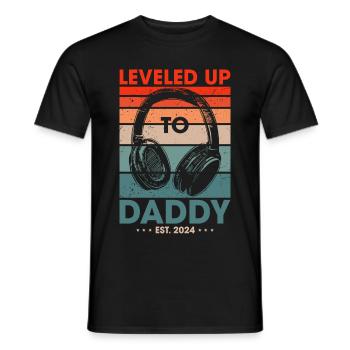 Level Up To Daddy 2024 Gaming Papa Gamer - Männer T-Shirt - Schwarz - Vorne - AI Model Male 178 light (178cm)