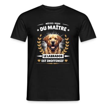 Vorsicht vor dem Herrchen, der Labrador ist harmlos! - Männer T-Shirt - Schwarz - Vorne - AI Model Male 178 light (178cm)