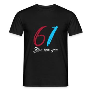 Bize her yer 61 Trabzon Türkiye Geschenk - Männer T-Shirt - Schwarz - Vorne - AI Model Male 178 light (178cm)