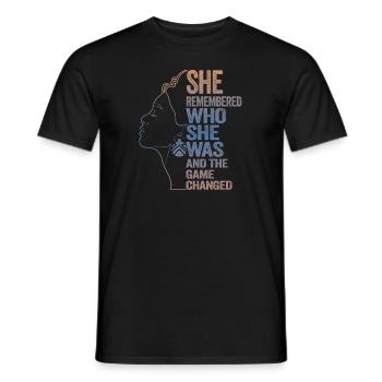 Elle s’est souvenue de qui elle était et le jeu a changé - T-shirt homme - noir - Devant - AI Model Male 178 light (178cm)