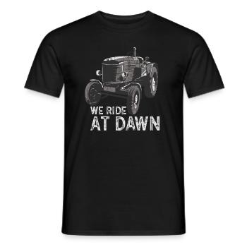 We Ride At Dawn Dad Lawn Mower Make Laugh Day Yard - Männer T-Shirt - Schwarz - Vorne - AI Model Male 178 light (178cm)