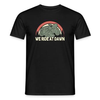 We Ride At Dawn Dad Lawn Mower Make Laugh Day Yard - Männer T-Shirt - Schwarz - Vorne - AI Model Male 178 light (178cm)