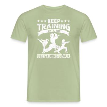 Trainiere weiter, bis der Gürtel schwarz wird - Männer T-Shirt - Sage - Vorne - AI Model Male 178 light (178cm)