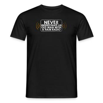 Ne sous-estimez jamais un vieil homme avec une radio amateur - T-shirt homme - noir - Devant - AI Model Male 178 light (178cm)