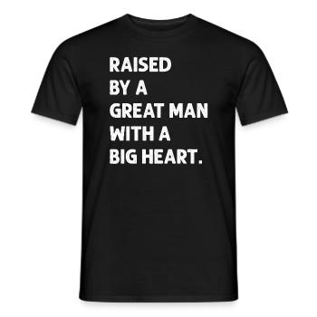 Aufgewachsen von einem großen Mann mit einem großen Herzen Vatertag - Männer T-Shirt - Schwarz - Vorne - AI Model Male 178 light (178cm)