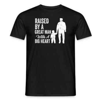 Aufgewachsen von einem großen Mann mit einem großen Herzen Vatertag - Männer T-Shirt - Schwarz - Vorne - AI Model Male 178 light (178cm)