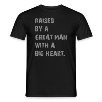 Aufgewachsen von einem großen Mann mit einem großen Herzen Vatertag - Männer T-Shirt - Schwarz - Vorne - AI Model Male 178 light (178cm)