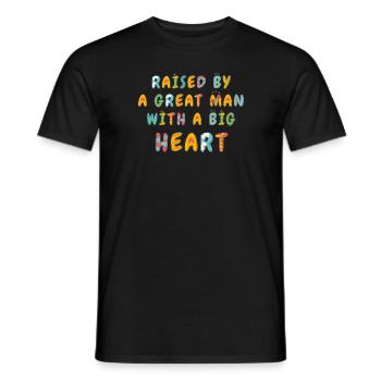 Aufgezogen von einem großen Mann mit einem großen Herzen Vatertag - Männer T-Shirt - Schwarz - Vorne - AI Model Male 178 light (178cm)