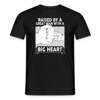 Aufgezogen von einem großen Mann mit einem großen Herzen Vatertag - Männer T-Shirt - Schwarz - Vorne - AI Model Male 178 light (178cm)