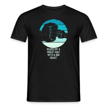 Aufgezogen von einem großen Mann mit einem großen Herzen Vatertag - Männer T-Shirt - Schwarz - Vorne - AI Model Male 178 light (178cm)
