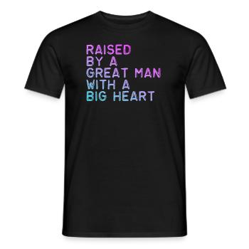 Aufgezogen von einem großen Mann mit einem großen Herzen Vatertag - Männer T-Shirt - Schwarz - Vorne - AI Model Male 178 light (178cm)