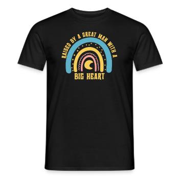 Aufgezogen von einem großen Mann mit einem großen Herzen Vatertag - Männer T-Shirt - Schwarz - Vorne - AI Model Male 178 light (178cm)