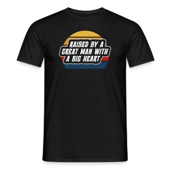 Aufgezogen von einem großen Mann mit einem großen Herzen Vatertag - Männer T-Shirt - Schwarz - Vorne - AI Model Male 178 light (178cm)