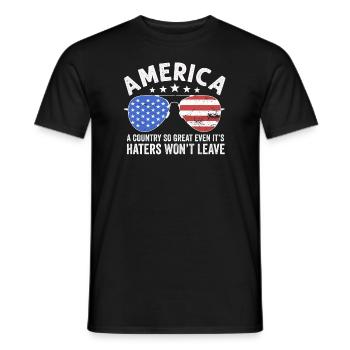 Amerika: Ein Land, das so großartig ist, dass die USA patriotisch sind - Männer T-Shirt - Schwarz - Vorne - AI Model Male 178 light (178cm)