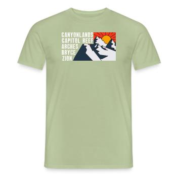 Explorez les montagnes des parcs nationaux de l’Utah - T-shirt homme - vert sauge - Devant - AI Model Male 178 light (178cm)