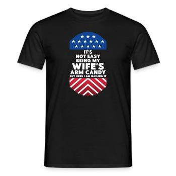 ES IST NICHT EINFACH, DAS ARMBONBON MEINER FRAU ZU SEIN - Männer T-Shirt - Schwarz - Vorne - AI Model Male 178 light (178cm)