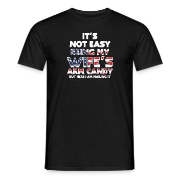 ES IST NICHT EINFACH, DAS ARMBONBON MEINER FRAU ZU SEIN - Männer T-Shirt - Schwarz - Vorne - AI Model Male 178 light (178cm)