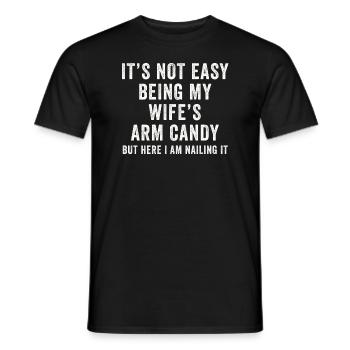 Ce n’est pas facile d’être le bonbon du bras de ma femme - T-shirt homme - noir - Devant - AI Model Male 178 light (178cm)