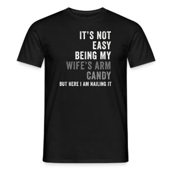 Ce n’est pas facile d’être le bonbon du bras de ma femme - T-shirt homme - noir - Devant - AI Model Male 178 light (178cm)