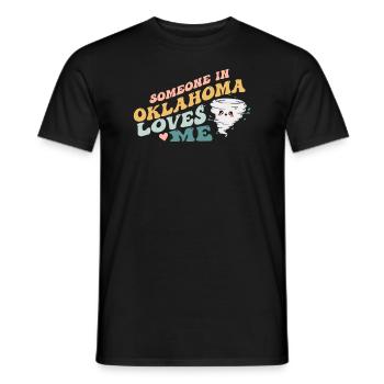Jemand in Oklahoma liebt mich - Männer T-Shirt - Schwarz - Vorne - AI Model Male 178 light (178cm)