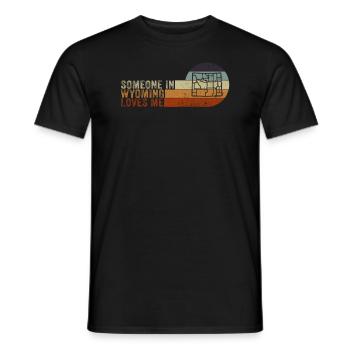 Jemand in Wyoming liebt mich - Männer T-Shirt - Schwarz - Vorne - AI Model Male 178 light (178cm)