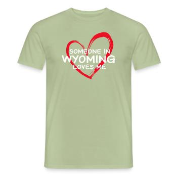Jemand in Wyoming liebt mich - Männer T-Shirt - Sage - Vorne - AI Model Male 178 light (178cm)