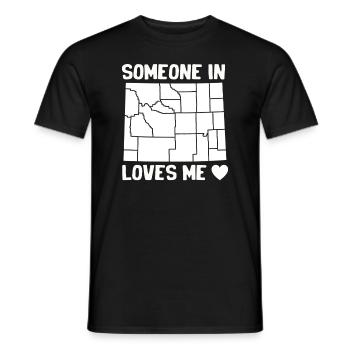 Jemand in Wyoming liebt mich - Männer T-Shirt - Schwarz - Vorne - AI Model Male 178 light (178cm)