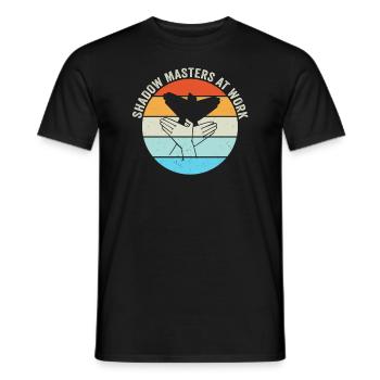 Schattenmeister bei der Arbeit Puppentheater - Männer T-Shirt - Schwarz - Vorne - AI Model Male 178 light (178cm)