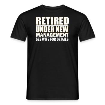 Pensioniert unter neuer Leitung Siehe Ehefrau für Details - Männer T-Shirt - Schwarz - Vorne - AI Model Male 178 light (178cm)
