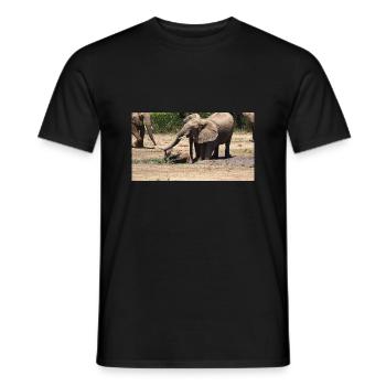 Familie afrikanischer Elefanten beim Schlambaden - Männer T-Shirt - Schwarz - Vorne - AI Model Male 178 light (178cm)
