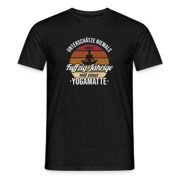 Fuffzig Jährige mit Yogamatte Yoga Kundalini 50. - Männer T-Shirt - Schwarz - Vorne - AI Model Male 178 light (178cm)
