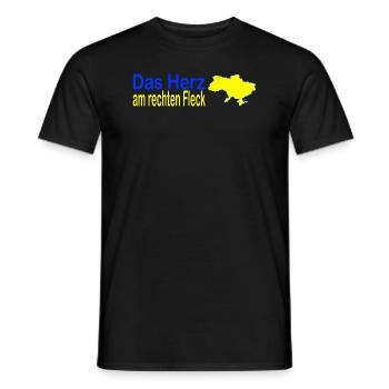 Herz am rechten Fleck Landkarte Ukraine Flagge - Männer T-Shirt - Schwarz - Vorne - AI Model Male 178 light (178cm)