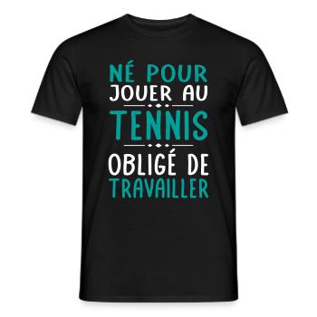 Né pour jouer au tennis - Obligé de travailler - T-shirt homme - noir - Devant - AI Model Male 178 light (178cm)