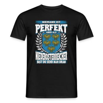 Perfektion aus Niederösterreich – Stolz und Heimat - Männer T-Shirt - Schwarz - Vorne - AI Model Male 178 light (178cm)