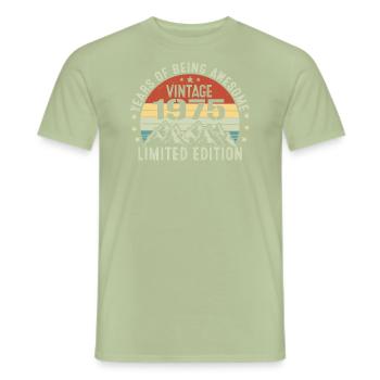 Cadeau pour Célébrer Votre Année de Naissance 1975 - T-shirt homme - vert sauge - Devant - AI Model Male 178 light (178cm)