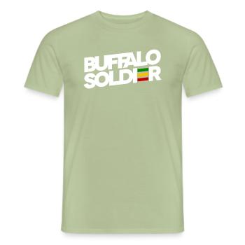 Soldat Buffalo - T-shirt homme - vert sauge - Devant - AI Model Male 178 light (178cm)