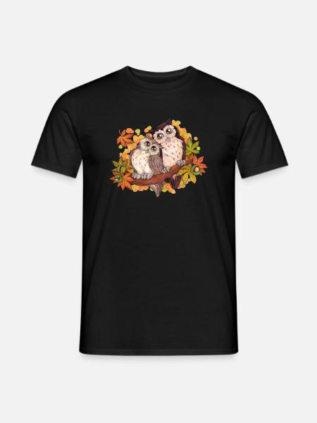 Niedliches Eulen Paar im Herbst mit Kastanie - Männer T-Shirt - Schwarz