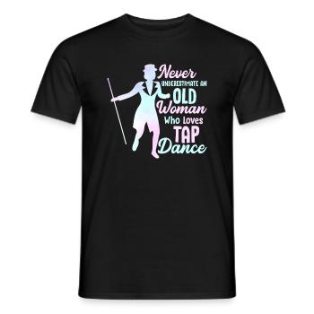 Never Underestimate An Old Woman Who Loves Tap Dan - Männer T-Shirt - Schwarz - Vorne - AI Model Male 178 light (178cm)