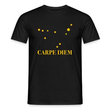 Carpe Diem utilise la constellation du jour Capricorne Deneb - T-shirt homme - noir - Devant - AI Model Male 178 light (178cm)